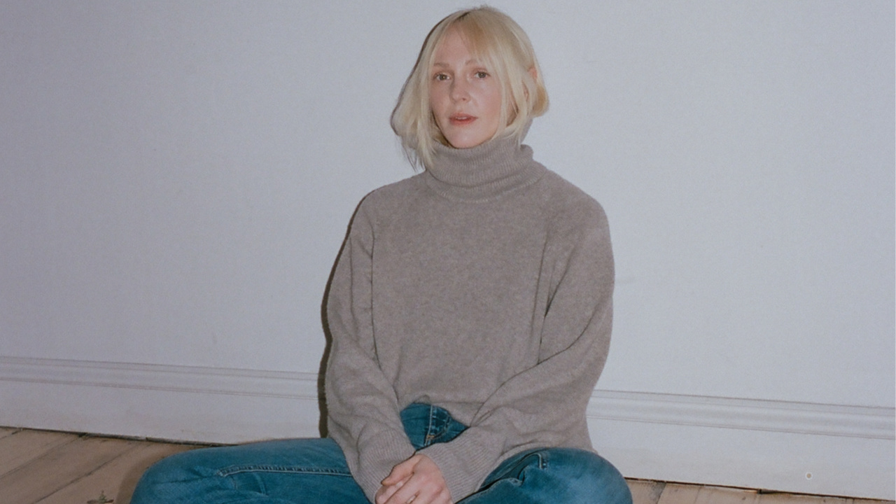 Laura Marling (photo by Justin Tyler Close) Laura Marling (photo by Justin Tyler Close)