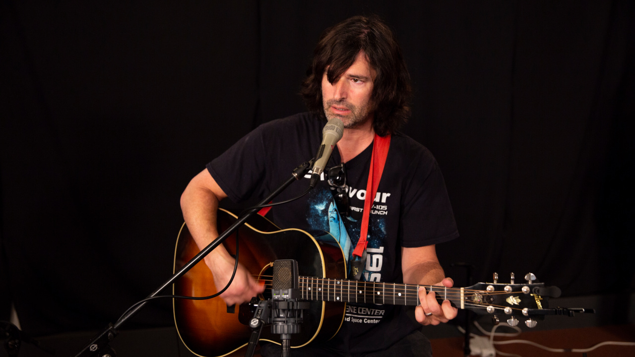 Pete Yorn in Studio A (photo by Jake Lee/WFUV)