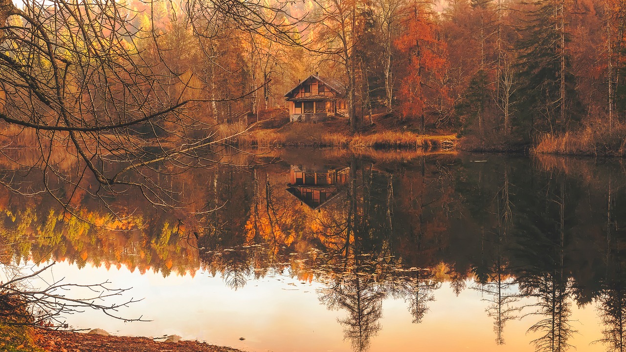 Autumn fall cottage (courtesy of Pixabay)