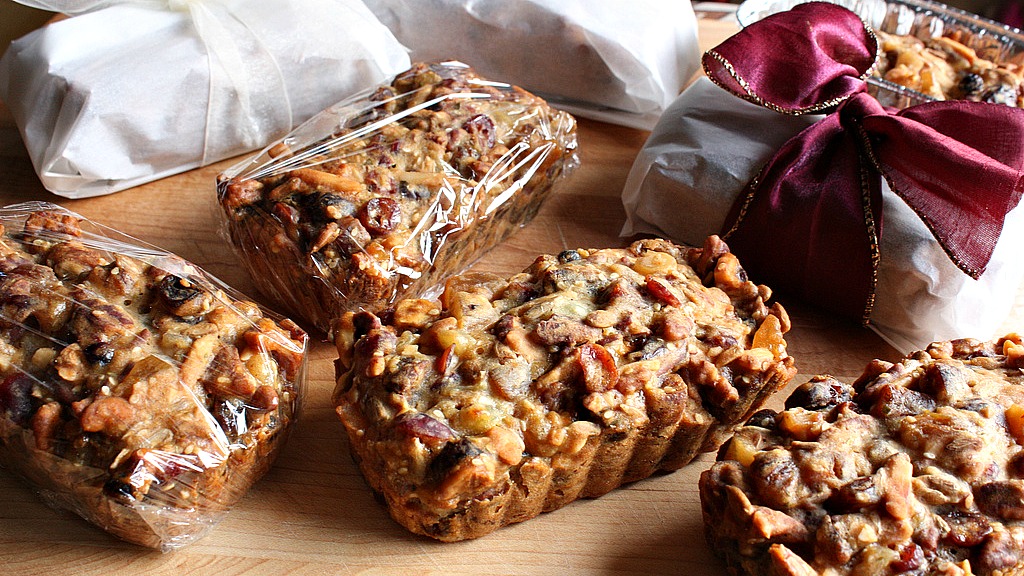 Vietnamese mini fruitcakes (photo by Andrea Nyugen, courtesy of Creative Commons)