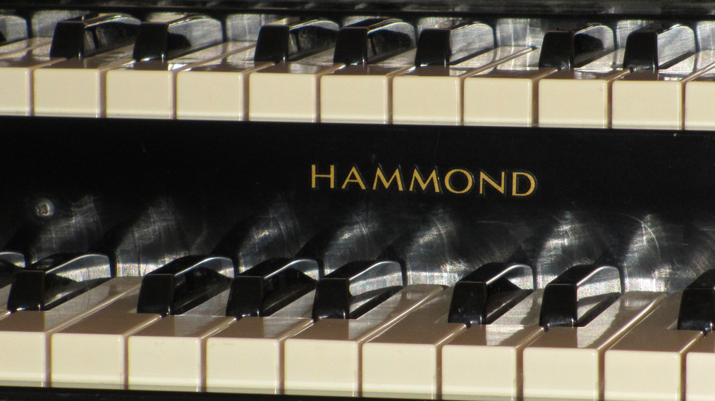 hammond-organ-keyboard