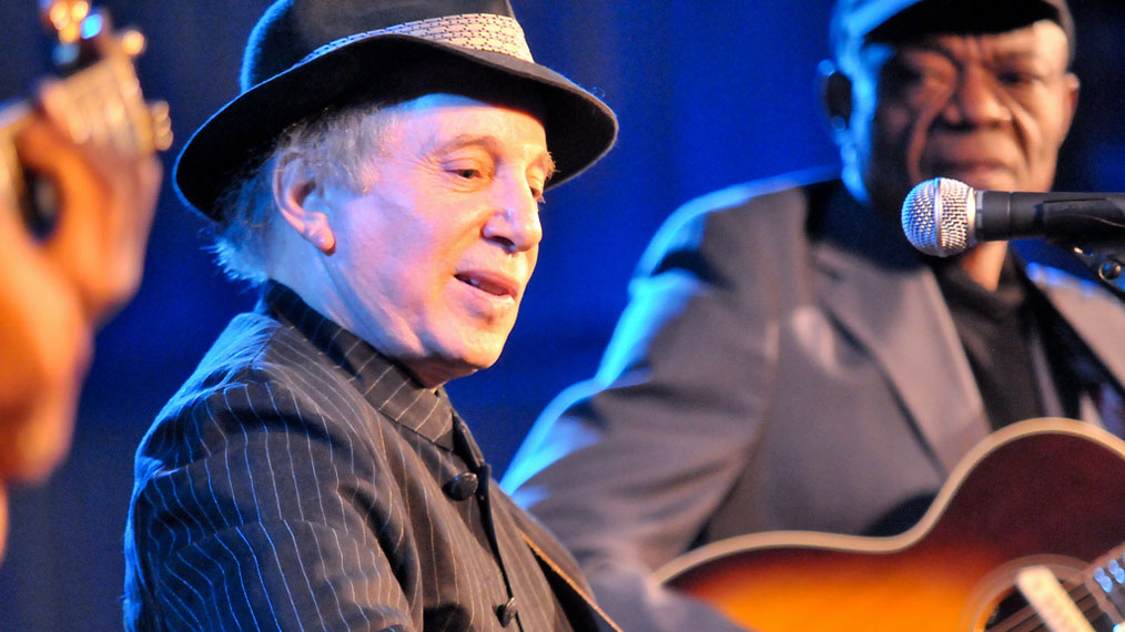 Paul Simon performing at WFUV's 2009 Gala
