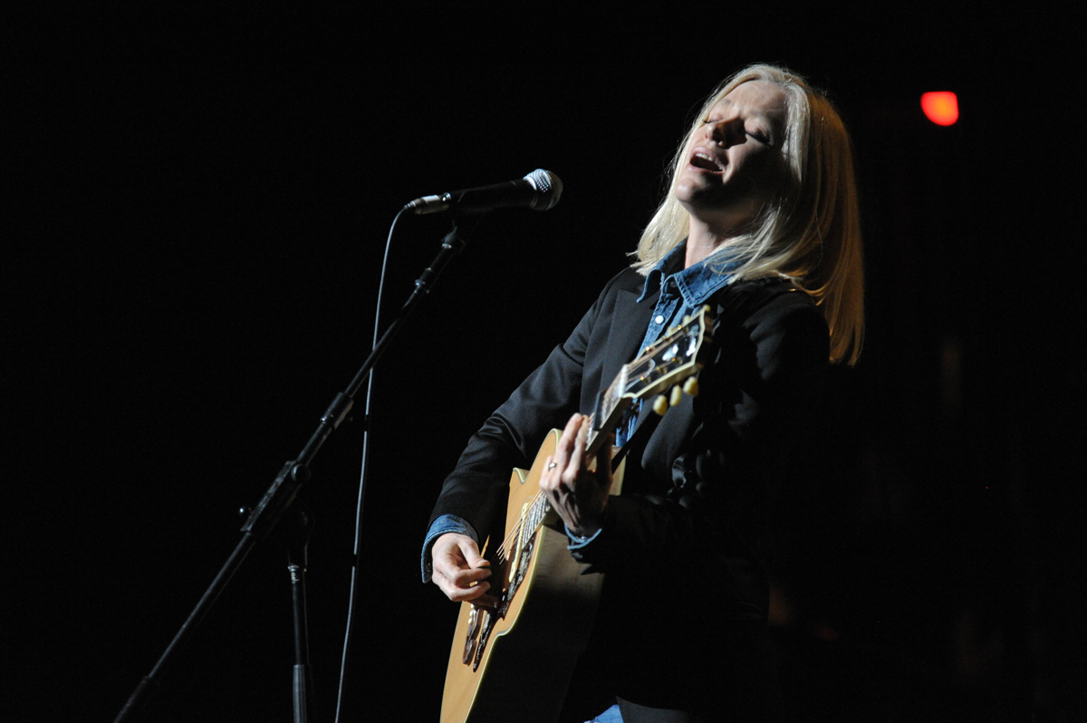 Shelby Lynne photo by Neil Swanson