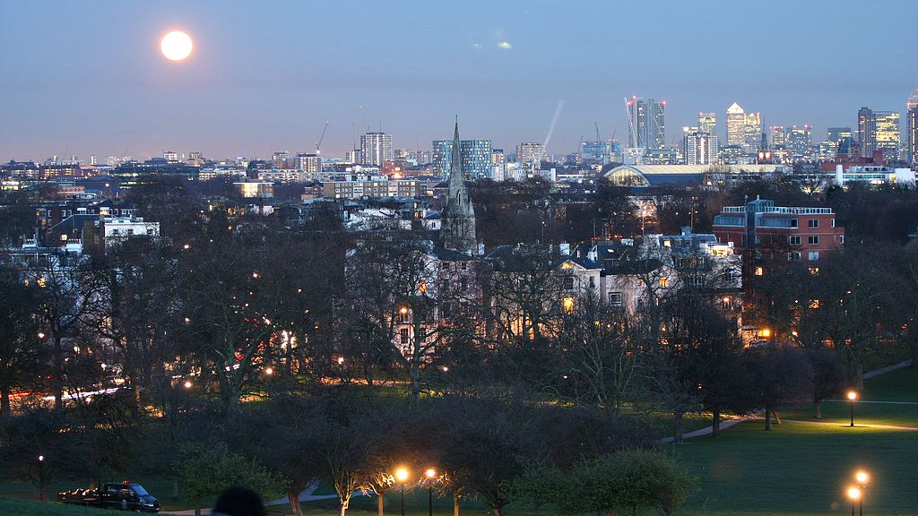 Supermoon over Primrose Hill, London in 2011 (photo by Adrian Scottow, Creative Commons)