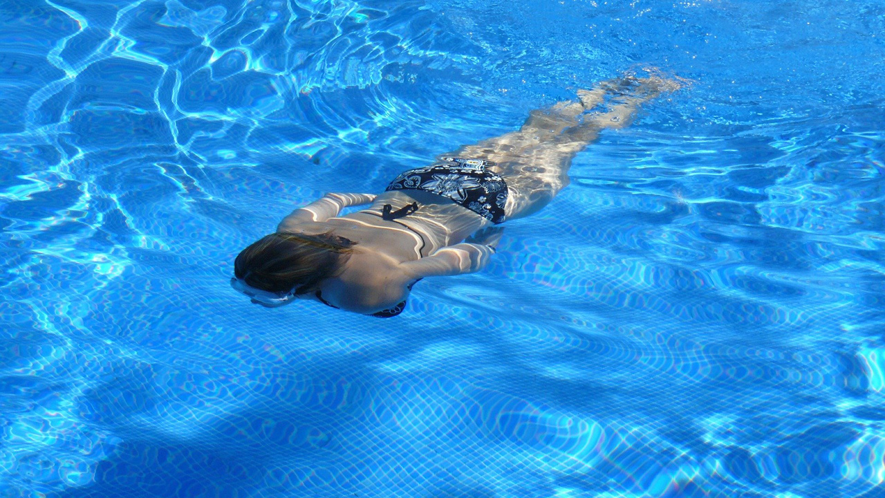 woman-swimming