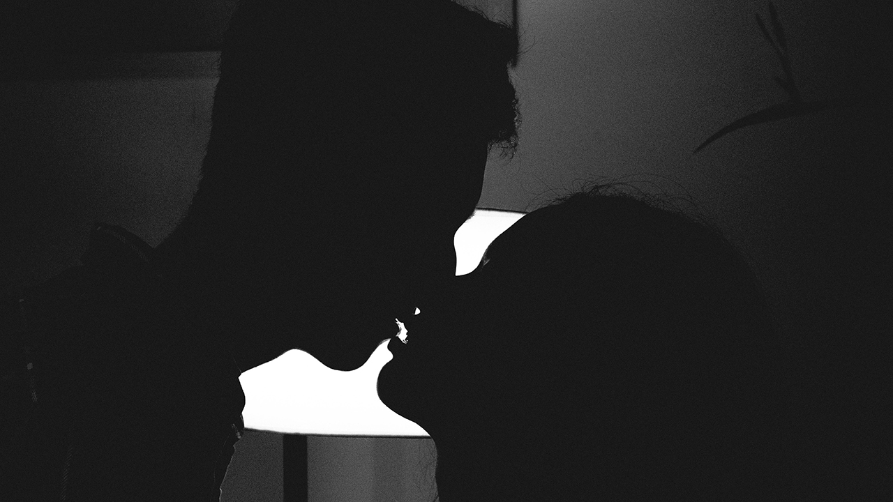 man woman kissing silhouette man woman kissing silhouette